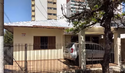 Casa com 03 quartos à venda no Jardim Aeroporto.