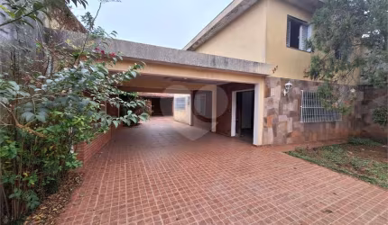 Sobrado espaçoso com 3 quartos e área gourmet à venda ou aluguel  Jd Guaembu