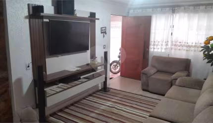 Casa á venda com 03 dormitórios e 02 vagas no Parque das Árvores