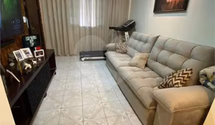 Sobrado com 2 quartos, sendo 1 suíte