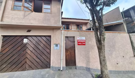 Casa espaçosa a venda no  Bairro Pedreira