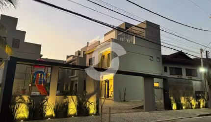 Casa triplex com 3 ou 4 suítes em condomínio em Itaipu