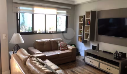 Casa em condomínio fechado, com 118m², 2 dormitórios, 1 suíte