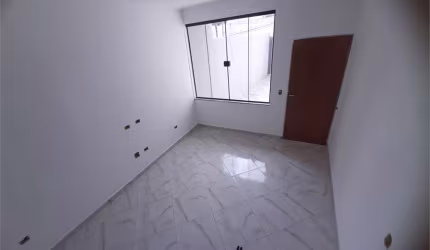 Sobrado novo, com 3 Dormitórios na Saúde.