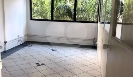 Sala comercial próxima ao metrô.