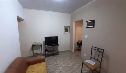 Casa a Venda na Vila Guarani com 02 dormitórios, 01 banheiro e 01 vaga de garagem.