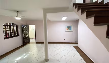 Bela casa arejada em Indianópolis, com edícula, 3 quartos e 3 vagas.