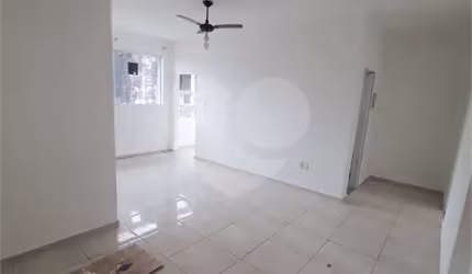 Apartamento com 1 quartos à venda em Embaré - SP