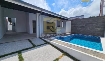 Casa com 3 Quartos e Área de Lazer a 150m do Mar em Peruíbe