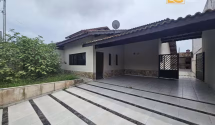 Casa térrea à 800  metros da praia, no Jardim Imperador, Peruíbe/SP
