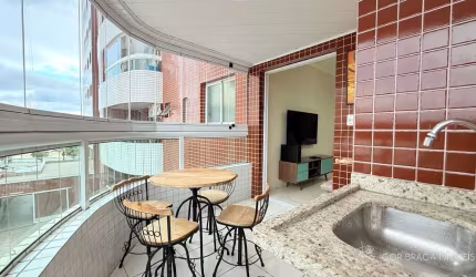 BELÍSSIMO APARTAMENTO, À 10m DO MAR E LAZER