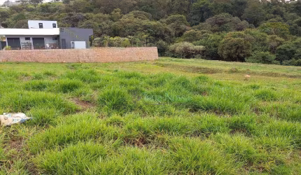 Terreno Plano bem localizado no Condomínio Campo de Toscana