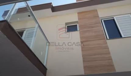 Sobrado com 3 dormitórios, 1suite com sacadas, sala, cozinha americana, lavanderia e lavabo. Garagem
