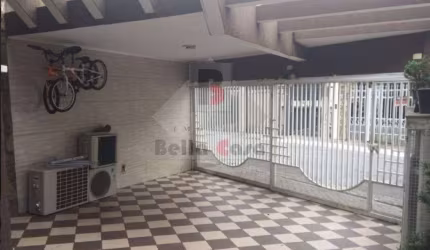 Casa assobradada com 3 dormitórios e churrasqueira no Jardim Têxtil