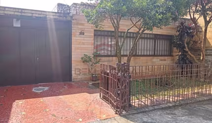 CASA TERREA - RUA TOTALMENTE RESIDENCIAL
