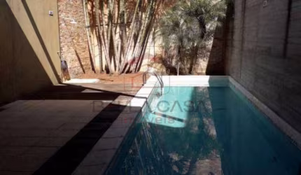 Sobrado com 2 suítes, 2 vagas e piscina.