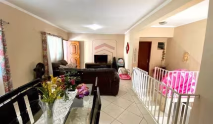 Casa com 2 Quartos e 2 banheiros à Venda, 95 m² por R$ 690.000