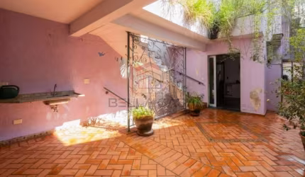 Casa a venda no Bairro da mooca com 3 dormitórios e quintal.