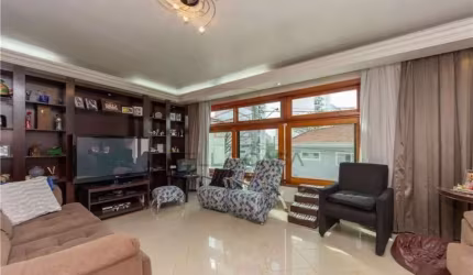 380 m² de área útil -  3 dormitórios, 1 suíte, 4 vagas de garagem - churrasqueira