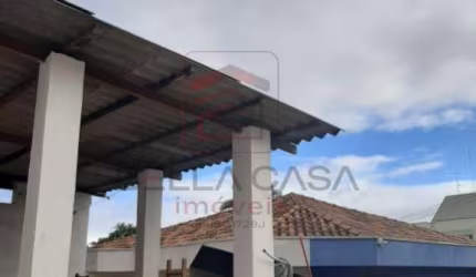 Casa  térrea  3 dormitórios  sala  ampla    2 banheiros   cozinha  quintal  6 vagas  de garagem