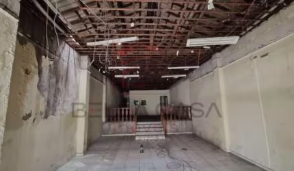 Galpão de 333,90 m² na avenida Paes de Barros.