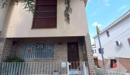 Casa a venda com 2 dormitórios, 2 vagas de garagem e quintal
