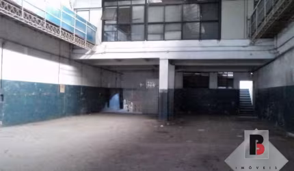 Galpão  Vila  Ema  997 m2    mezanino   pé  direito  6m2   2 banheiros