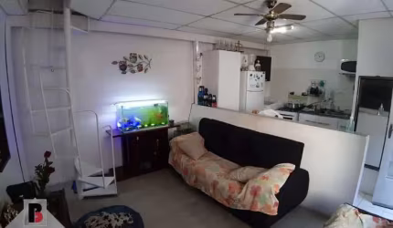 Casa antiga, valendo mais o terreno. Próximo Shopping Anália Franco