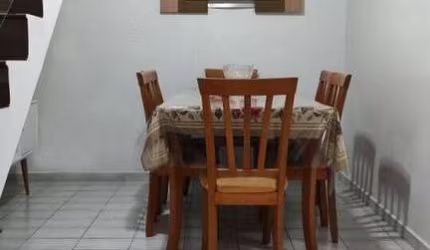 Sobrado de  três dormitórios,  Água Rasa, duas vagas de garagem.