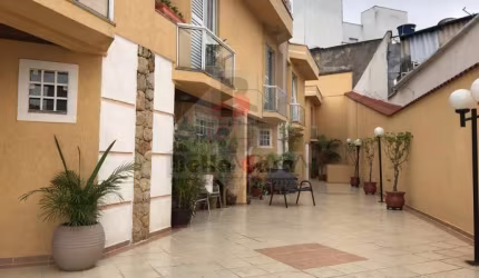 Sobrado em  condominio fechado com 3 suites e 4 vagas