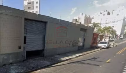 Galpão a venda de 2.200m² de área construida com 2 docas
