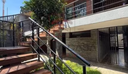 Lind casa a venda ou para locação comercial na Vila Zelina, com 3 suítes, 5 vagas.