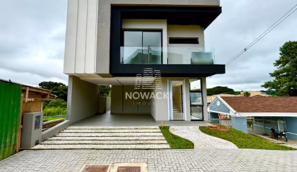 CASA DE ALTO PADRÃO EM CONDOMÍNIO COM 3 SUÍTES E 4 VAGAS EM SANTA FELICIDADE