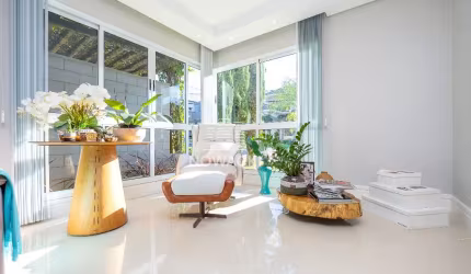 CASA SEMI MOBILIADA EM CONDOMINIO COM 4 DORM E 4 VAGAS EM SANTA FELICIDADE