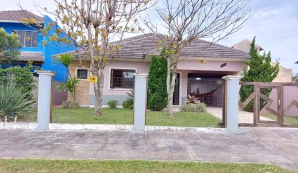 Belíssima casa mobiliada com piscina à 50 metros do mar em Nova Tramandaí