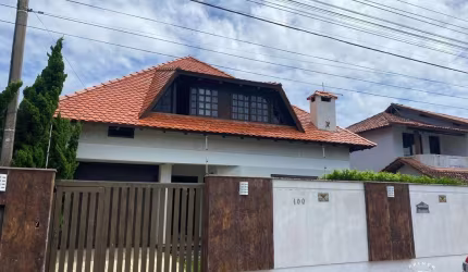 Lindo sobrado com 3 dormitórios e piscina no centro de Tramandaí