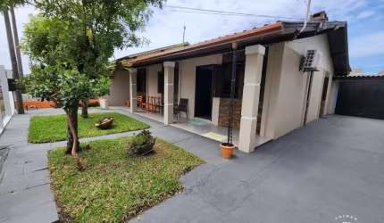 Casa térrea 4 dormitórios com lareira no centro de Tramandaí/RS.