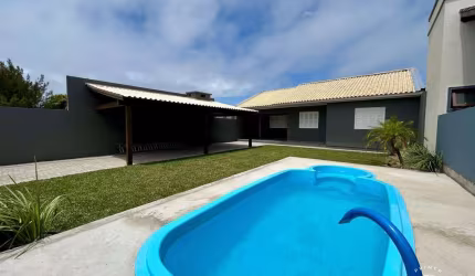 Casa com piscina em Nova Tramandaí