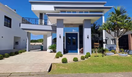 Excelente sobrado a venda em condomínio fechado em Tramandaí