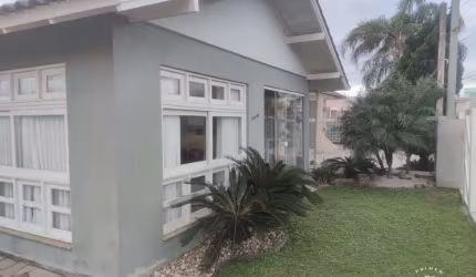 Excelente casa com 03 dormitórios no centro da cidade de Tramandaí