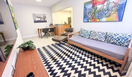 Apartamento reformado localizado na Av. Hercilio Luz. Lugar privilegiado.