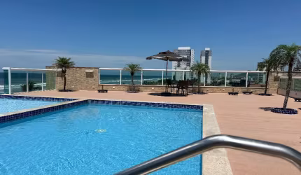 Lindo apt decorado c piscina frente ao mar