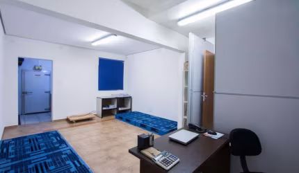 Casa comercial com três espaços bem divididos.