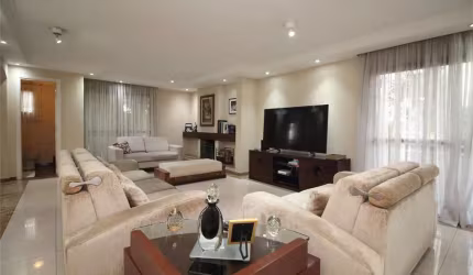 Duplex com 4 dormitórios e 3 vagas em rua tranquila de Mirandópolis