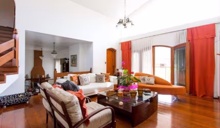 Casa de Vila à venda no Brooklin de 380m² com 6 dormitórios e 4 vagas.