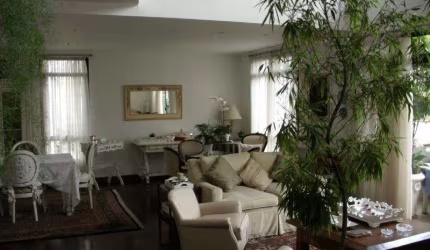 Lindo apartamento com pé direito duplo na sala e vista eterna para o verde do portal do Morumbi!