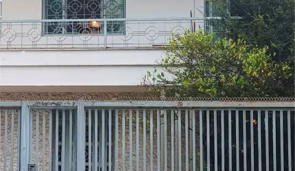 VENDE-SE AMPLA CASA COM 4 QUARTOS E AMPLAS SALAS