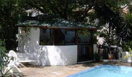 Sobrado no Pacaembu. Casa com vista para praça Charles Muller.