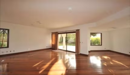 Casa Em Condonimio Fechado com 4 Suites Pronta Para Morar