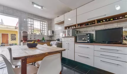Ótimo sobrado a venda Área 300 m², perto do metrô!
